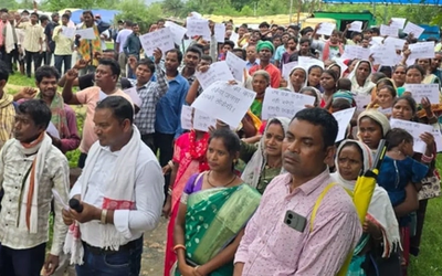 पश्चिमी सिंहभूम के चक्रधरपुर में अधूरी सड़क परियोजना को लेकर आरईओ कार्यालय के बाहर धरना देते ग्रामीण।