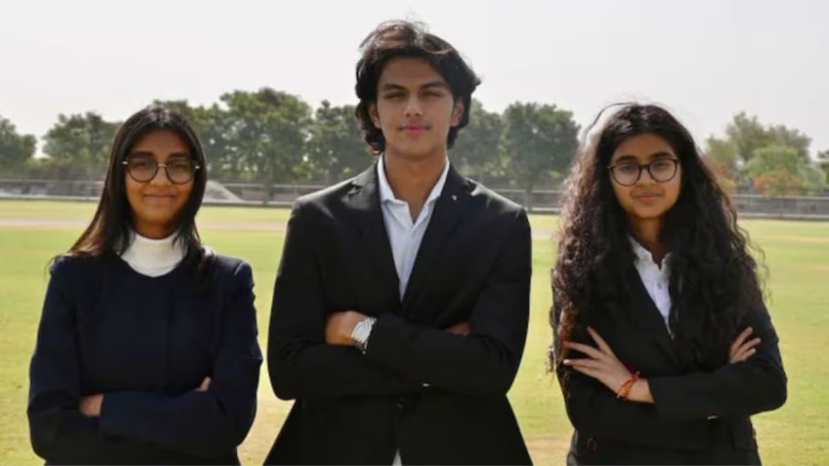 The Earth Prize 2026 जीतने वाले भारतीय छात्रों की प्रतीकात्मक तस्वीर, जिसमें माइक्रोप्लास्टिक हटाने वाली Plas-Stick तकनीक और स्वच्छ जल संरक्षण की अवधारणा को दर्शाया गया है।