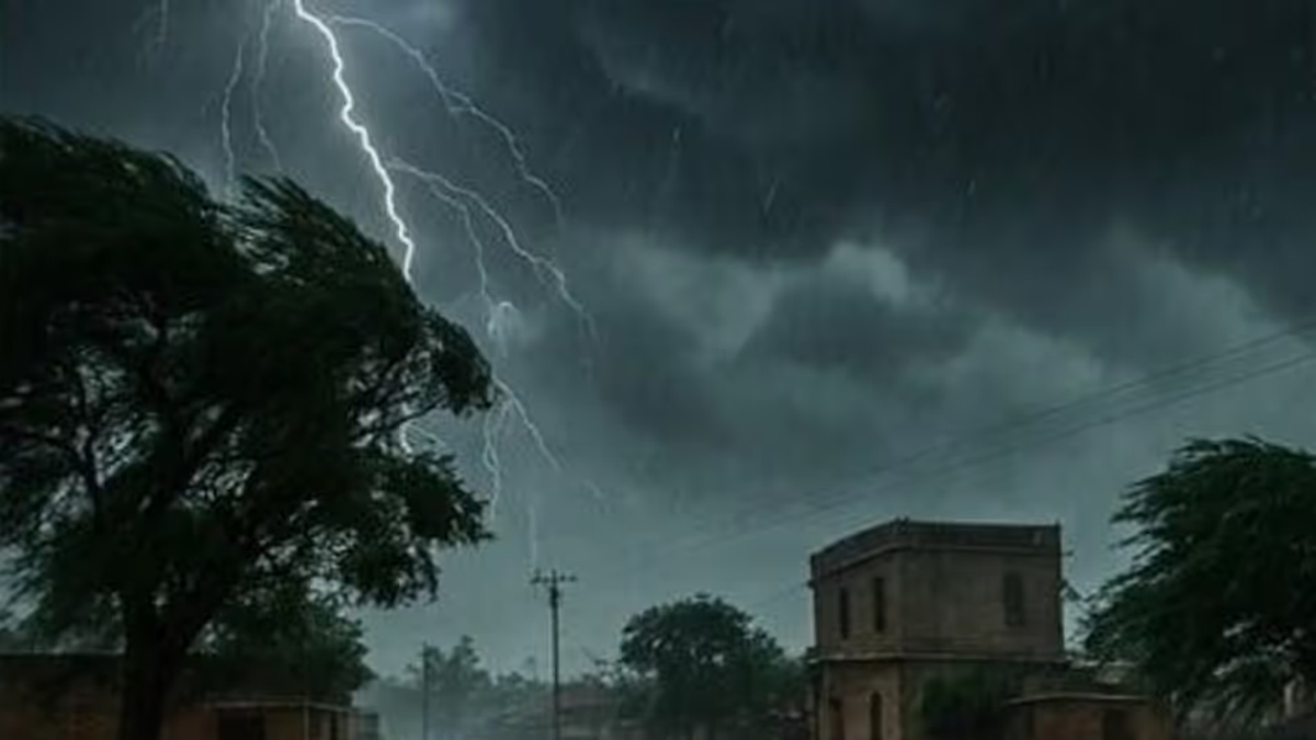 रांची में मानसून के दौरान काले बादलों के बीच बारिश और तेज हवाओं का दृश्य।