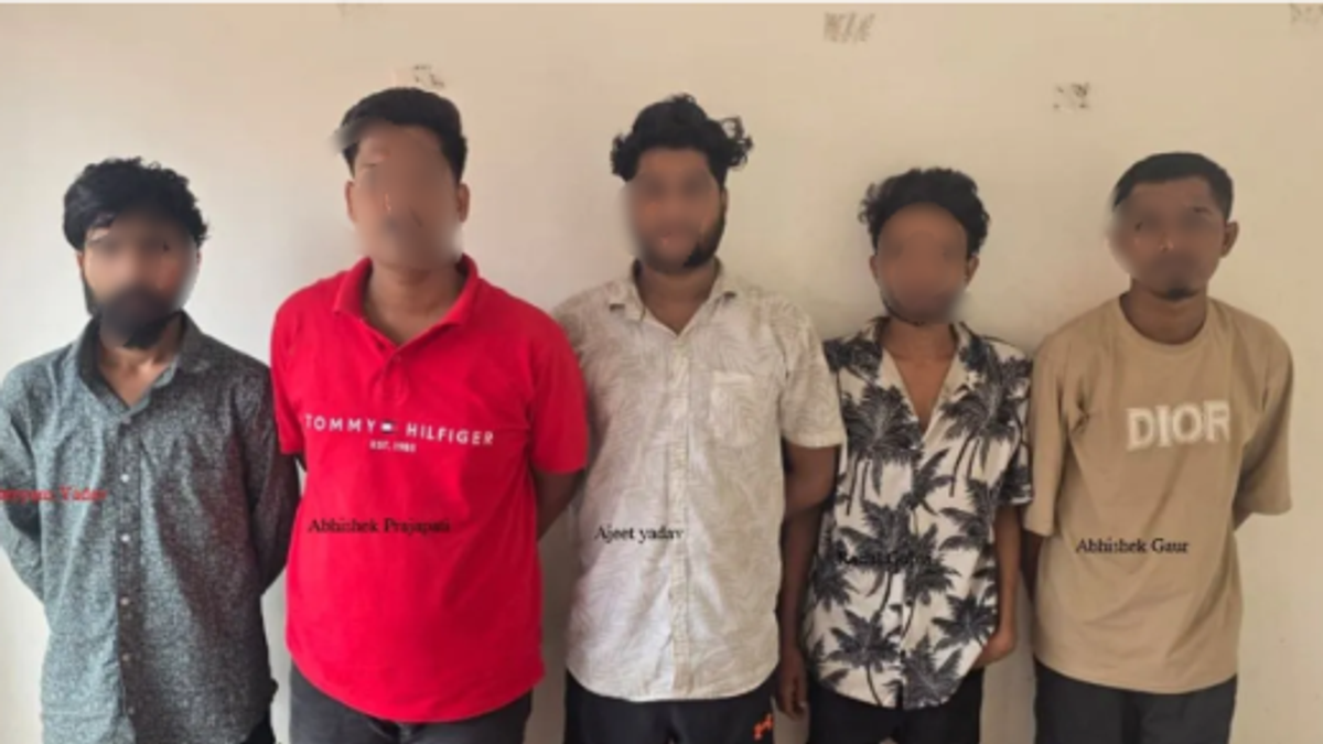 बिहार से जुड़े अंतरराज्यीय हथियार तस्करी नेटवर्क में STF की कार्रवाई और बरामद हथियारों का प्रतीकात्मक दृश्य।