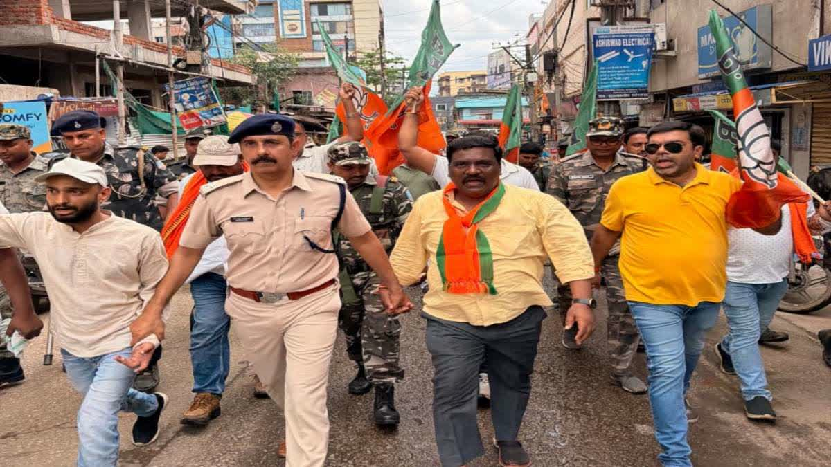जमशेदपुर में हिमांशु सिंह हत्याकांड के विरोध में बंद के दौरान प्रदर्शन करते सांसद विद्युत वरण महतो, विधायक सरयू राय और भाजपा कार्यकर्ता।