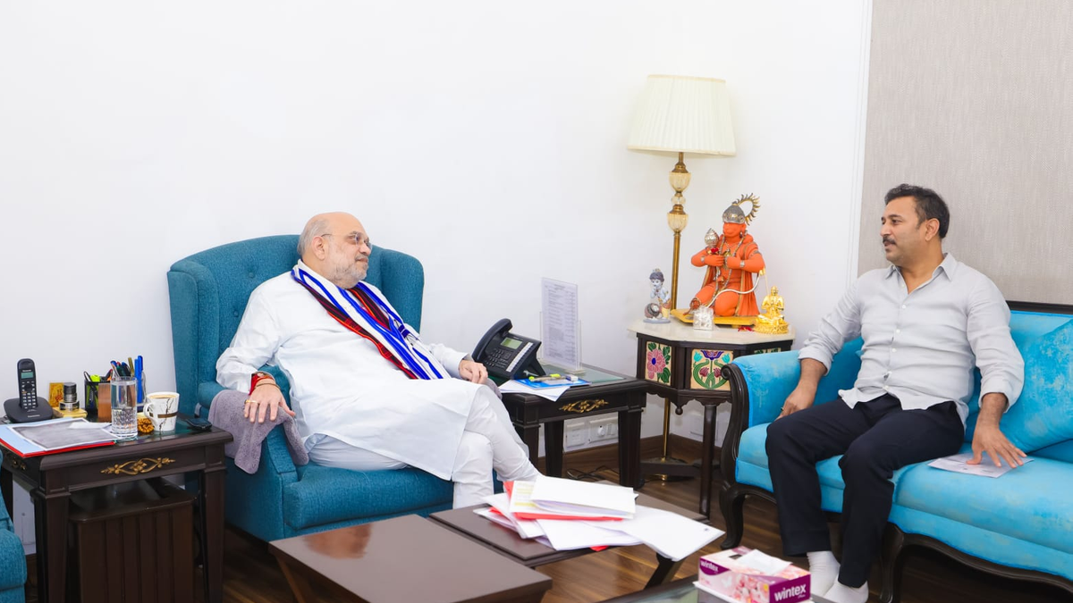 अमित शाह से मुलाकात करते आजसू प्रमुख सुदेश महतो