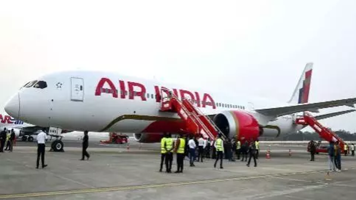 Air India AI2379 फ्लाइट में टर्बुलेंस के बाद घायल यात्रियों की आपबीती, फुकेट-दिल्ली उड़ान में मचा हड़कंप