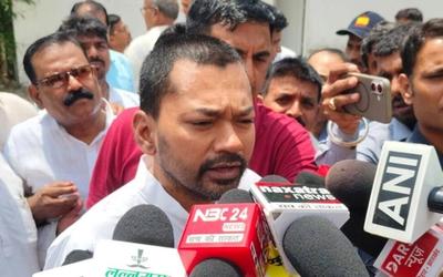 पटना के लोकनायक जयप्रकाश नारायण (LNJP) अस्पताल का निरीक्षण करते स्वास्थ्य मंत्री निशांत कुमार, मरीजों और अधिकारियों से बातचीत करते हुए।