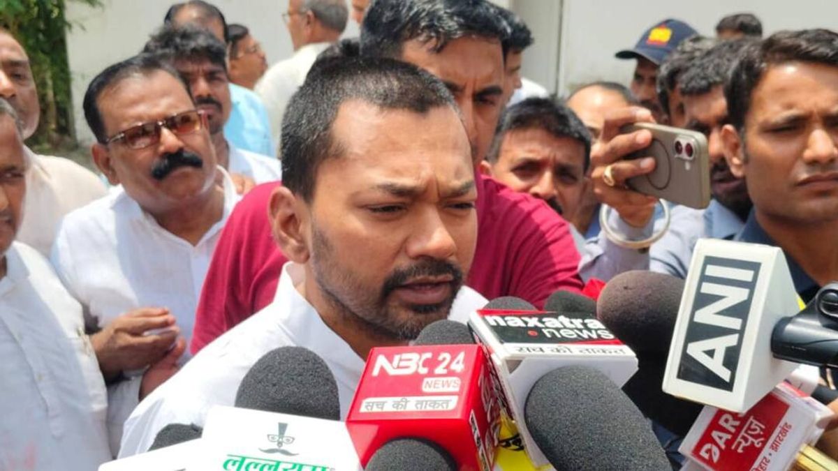 पटना के लोकनायक जयप्रकाश नारायण (LNJP) अस्पताल का निरीक्षण करते स्वास्थ्य मंत्री निशांत कुमार, मरीजों और अधिकारियों से बातचीत करते हुए।