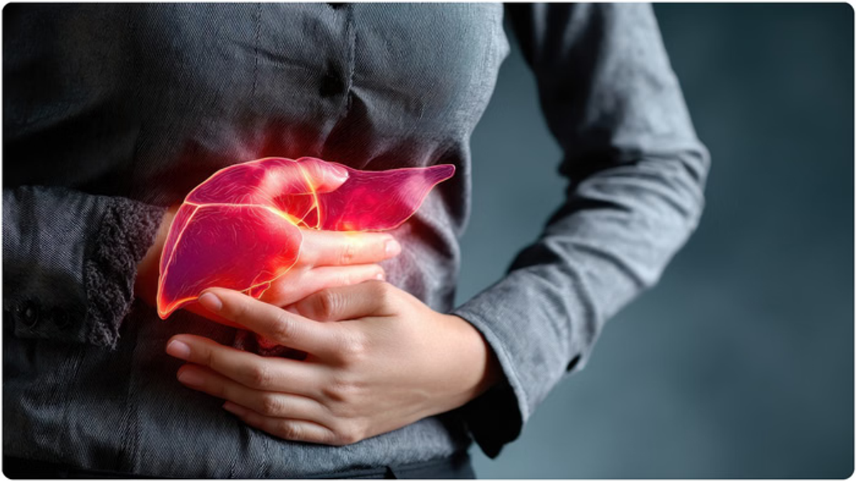 जंक फूड और कोल्ड ड्रिंक के साथ बैठे युवा का प्रतीकात्मक चित्र, Fatty Liver और खराब जीवनशैली को दर्शाता हुआ।
