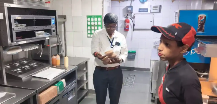 पटना में KFC, Barbeque Nation और Pizza Hut के आउटलेट्स की खाद्य सुरक्षा जांच से जुड़ी कार्रवाई।