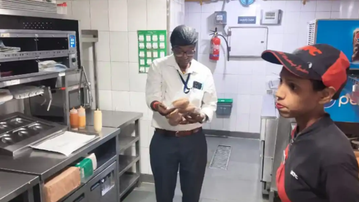 पटना में KFC, Barbeque Nation और Pizza Hut के आउटलेट्स की खाद्य सुरक्षा जांच से जुड़ी कार्रवाई।