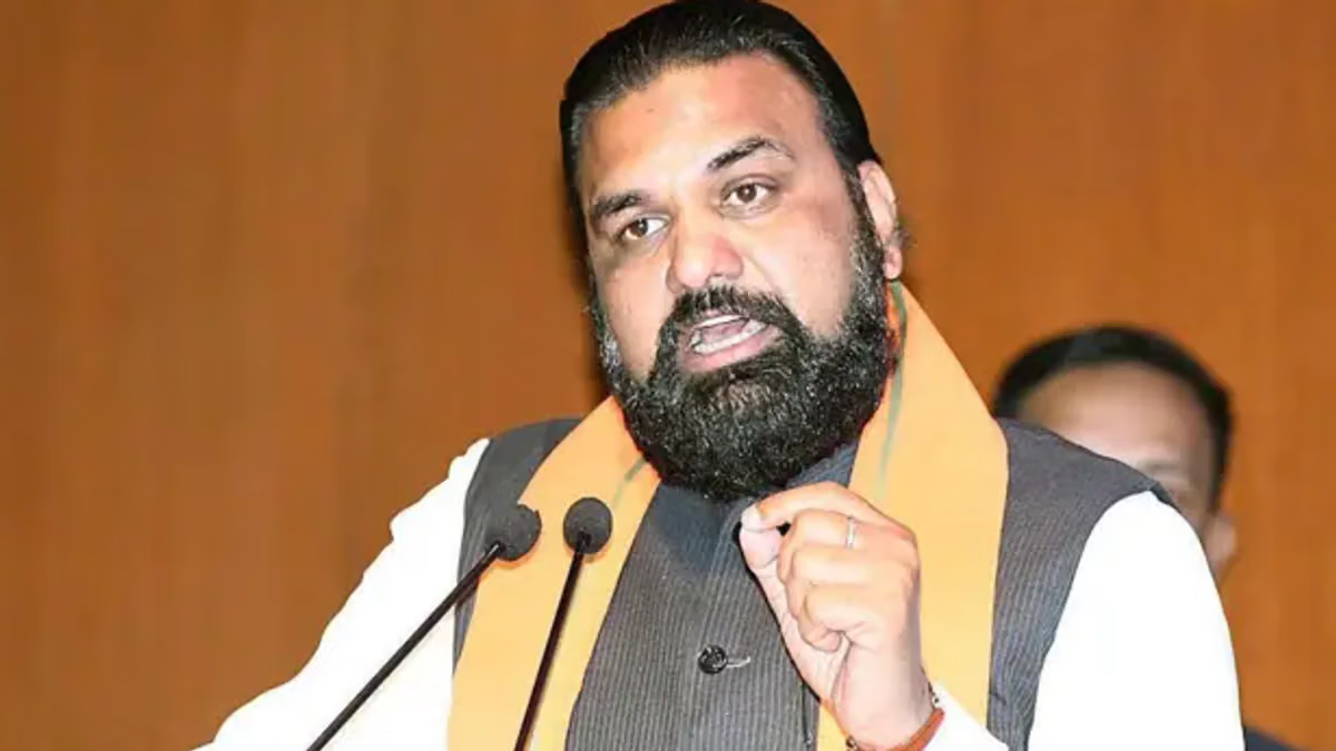 बिहार के मुख्यमंत्री सम्राट चौधरी शिक्षकों के लिए 461 करोड़ रुपये के अनुदान की जानकारी देते हुए