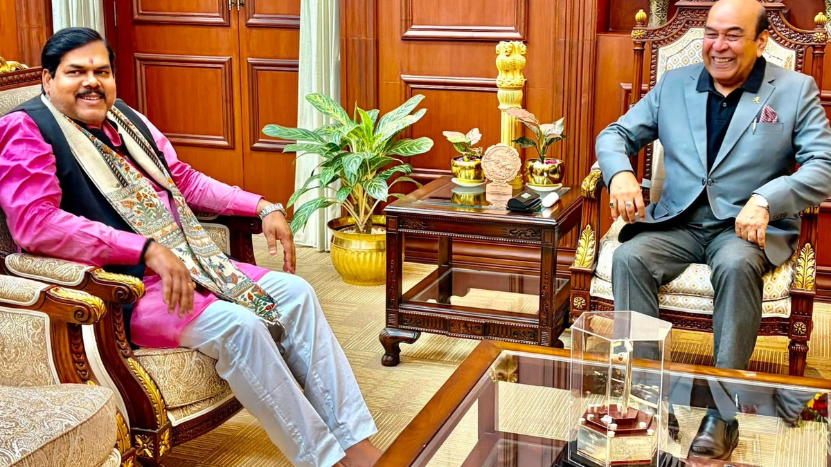 शिक्षा मंत्री मिथिलेश तिवारी बिहार के राज्यपाल सैयद अता हसनैन से राजभवन में मुलाकात करते हुए