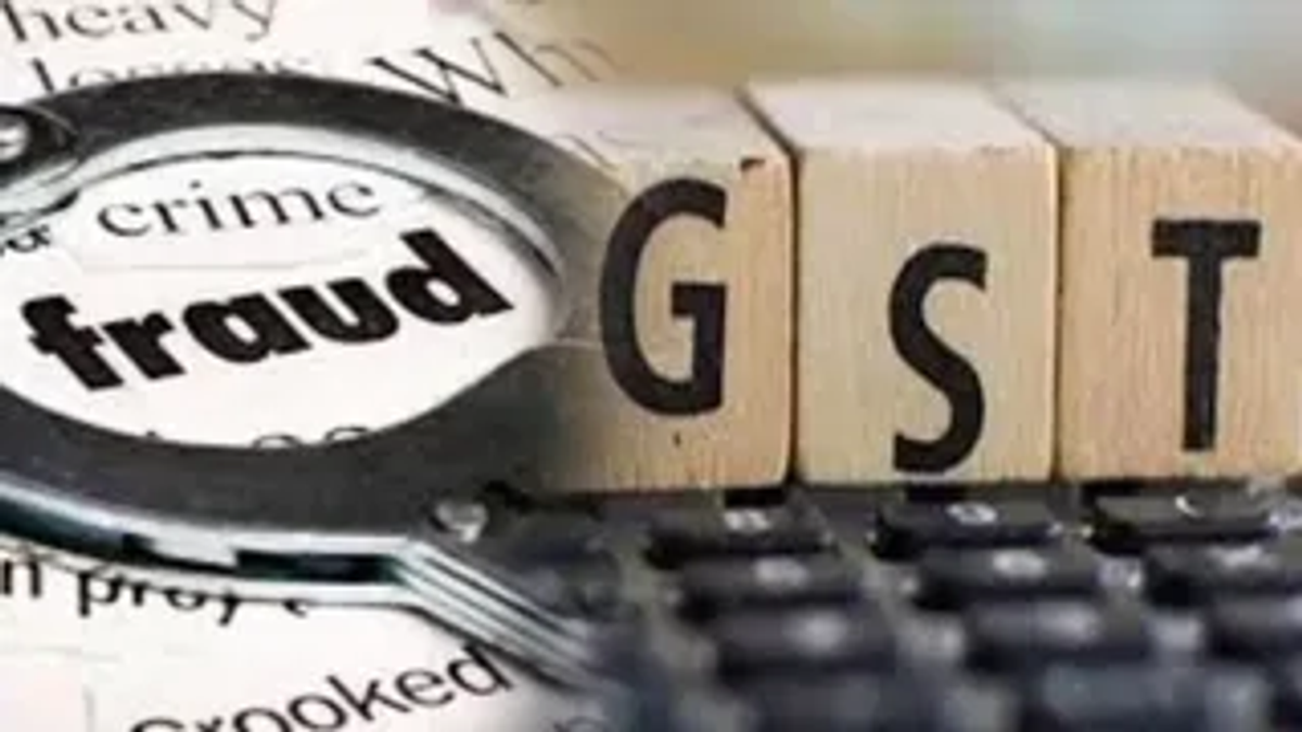 GST@10 को दर्शाती प्रतीकात्मक तस्वीर, जिसमें AI, टैक्स सिस्टम, डिजिटल टैक्सेशन और MSME कारोबारियों से जुड़े ग्राफिक्स दिखाए गए हैं।