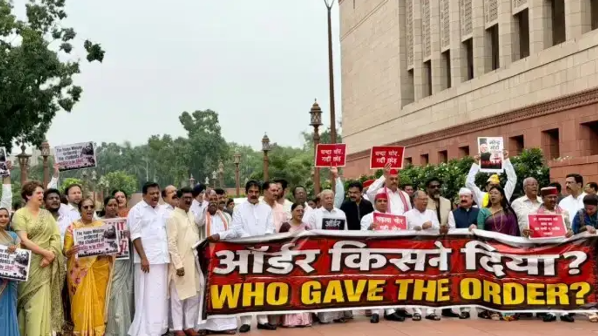 संसद परिसर में छात्रों पर कथित पैलेट गन विवाद को लेकर प्रदर्शन करते विपक्षी सांसद
