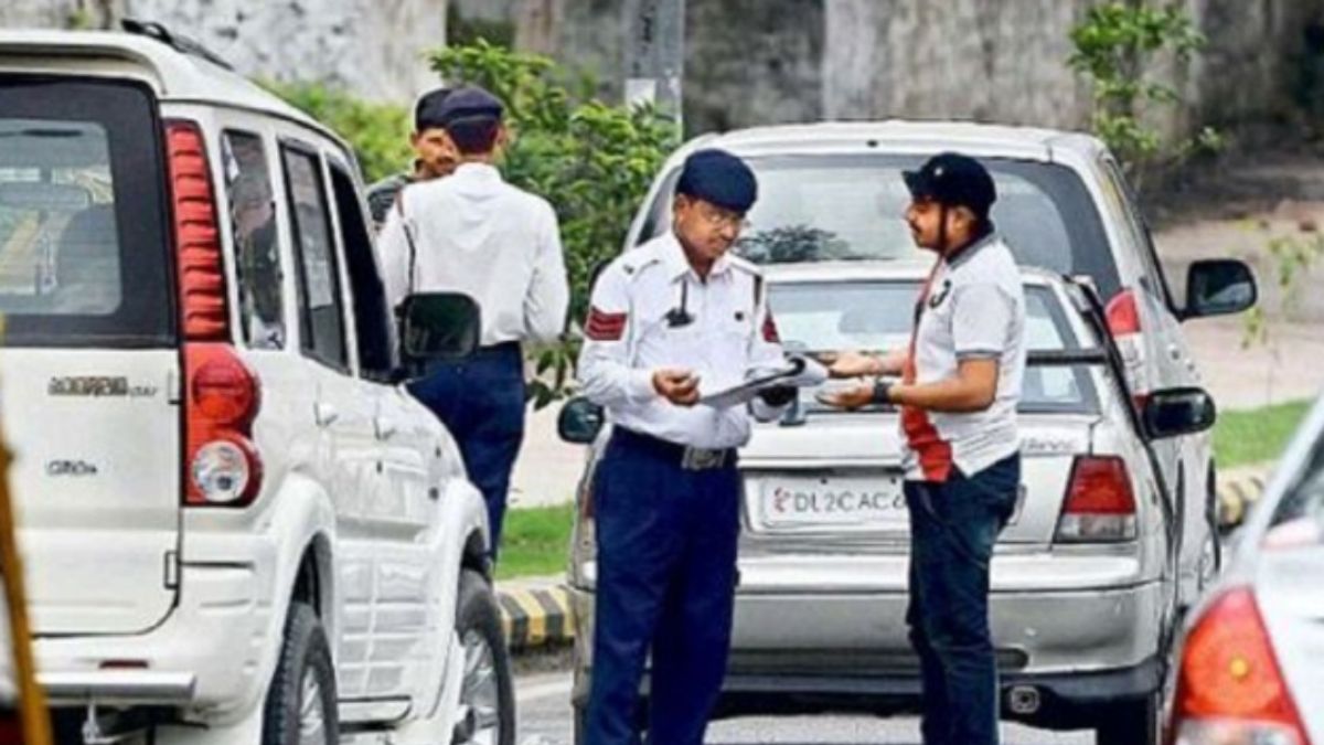 पटना के मल्टी मॉडल हब के पास यातायात व्यवस्था संभालते ट्रैफिक पुलिसकर्मी। ड्यूटी में लापरवाही के मामले में चार पुलिसकर्मियों का वेतन रोका गया।