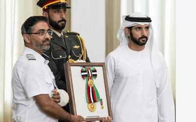 UAE के राष्ट्रपति शेख मोहम्मद बिन जायद अल नाहयान भारतीय पायलट कैप्टन स्मित मच्छर को सम्मानित करते हुए