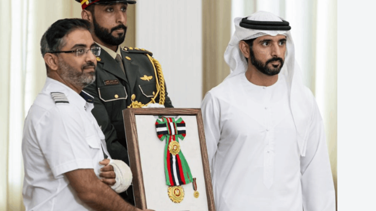 UAE के राष्ट्रपति शेख मोहम्मद बिन जायद अल नाहयान भारतीय पायलट कैप्टन स्मित मच्छर को सम्मानित करते हुए