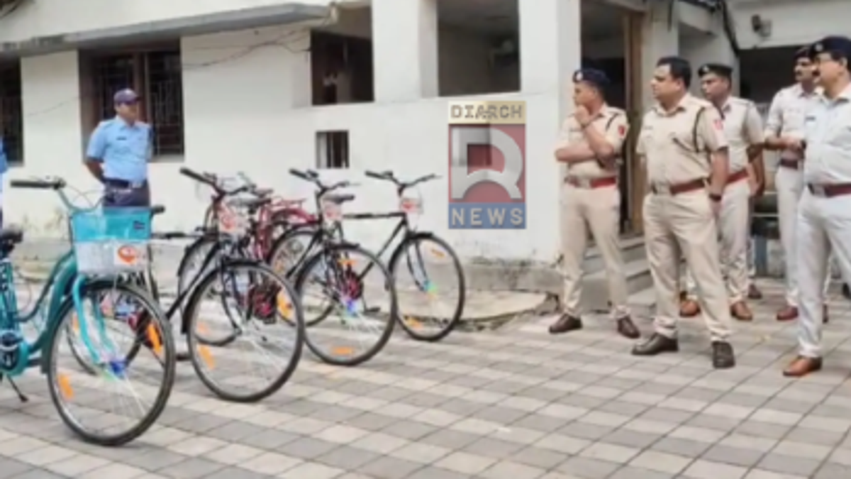 एगरा की तंग गलियों में साइकिल से गश्त करते पुलिसकर्मी।
