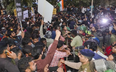 70वीं BPSC परीक्षा रद्द कराने की मांग को लेकर पटना में प्रदर्शन कर रहे छात्रों पर पुलिस ने वाटर कैनन का इस्तेमाल किया