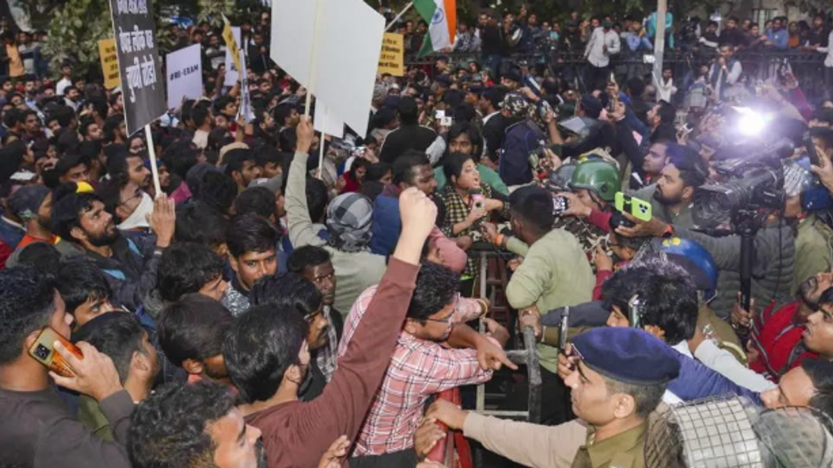 70वीं BPSC परीक्षा रद्द कराने की मांग को लेकर पटना में प्रदर्शन कर रहे छात्रों पर पुलिस ने वाटर कैनन का इस्तेमाल किया