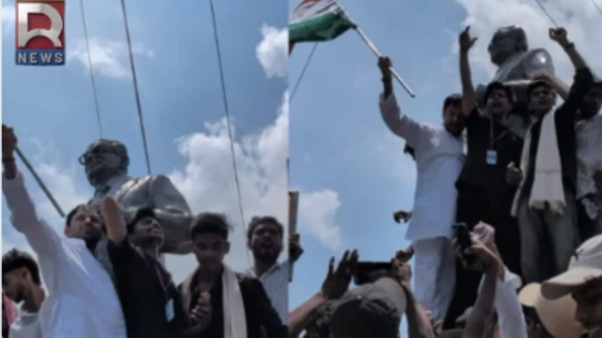पटना के गांधी मैदान के पास बिहार बंद के दौरान मोबाइल टावर पर चढ़े छात्र और प्रदर्शन स्थल पर तिरंगा लेकर पहुंचे तेजप्रताप यादव।