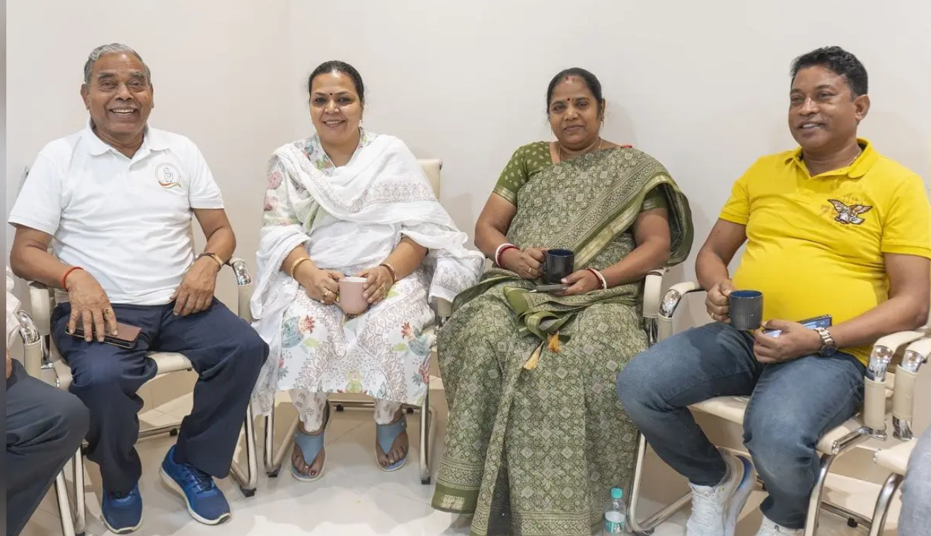 रांची में ग्रामीण विकास मंत्री दीपिका पांडेय सिंह से सिमडेगा के विकास, पुल और सड़क निर्माण को लेकर मुलाकात करते विधायक भूषण बाड़ा।