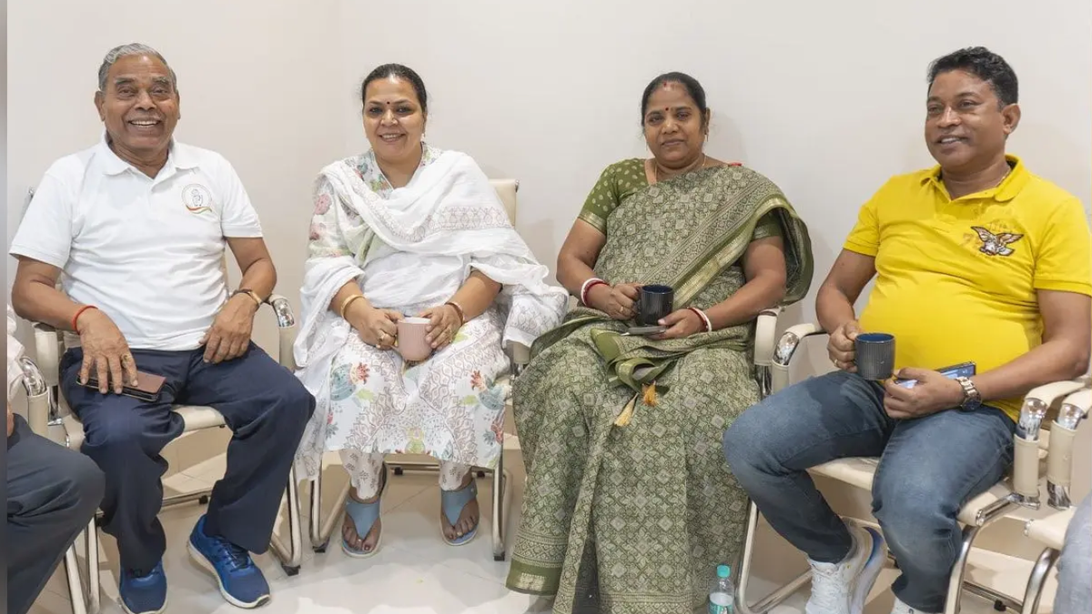 रांची में ग्रामीण विकास मंत्री दीपिका पांडेय सिंह से सिमडेगा के विकास, पुल और सड़क निर्माण को लेकर मुलाकात करते विधायक भूषण बाड़ा।