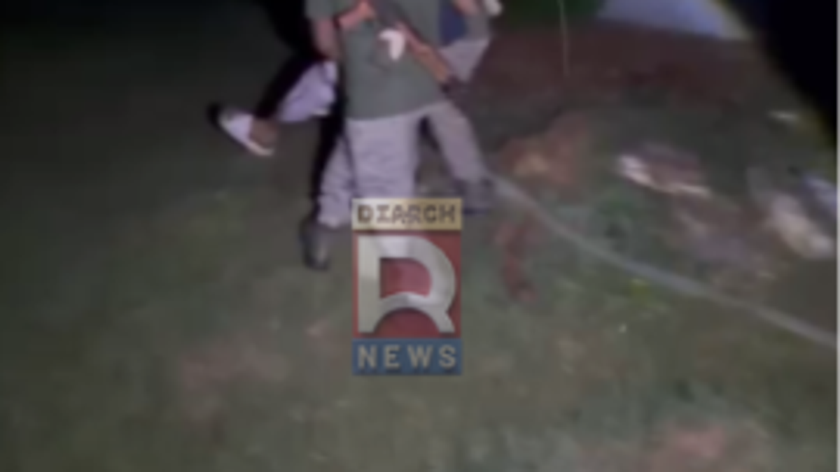 हजारीबाग के बड़कागांव 13 माइल हाईवा गोलीकांड के बाद पुलिस द्वारा बरामद हथियार, बम और धमकी भरे पर्चों का सांकेतिक दृश्य।
