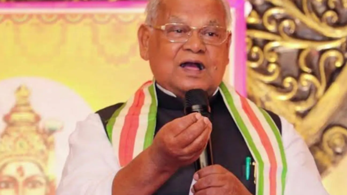 गया के महकार गांव में कार्यक्रम के दौरान अपने माता-पिता और पूर्वजों को श्रद्धांजलि देते केंद्रीय मंत्री जीतन राम मांझी।