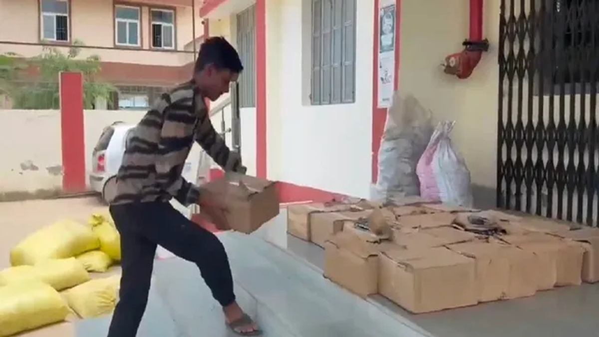 कोडरमा के सतगावां में बिहार उत्पाद विभाग द्वारा पिकअप के गुप्त तहखाने से 315 लीटर विदेशी शराब बरामद करते हुए वाहन की जांच का दृश्य।