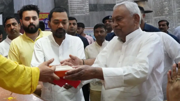 पटना के महावीर मंदिर में 45वें जन्मदिन पर पिता नीतीश कुमार के साथ पूजा-अर्चना करते स्वास्थ्य मंत्री निशांत कुमार।