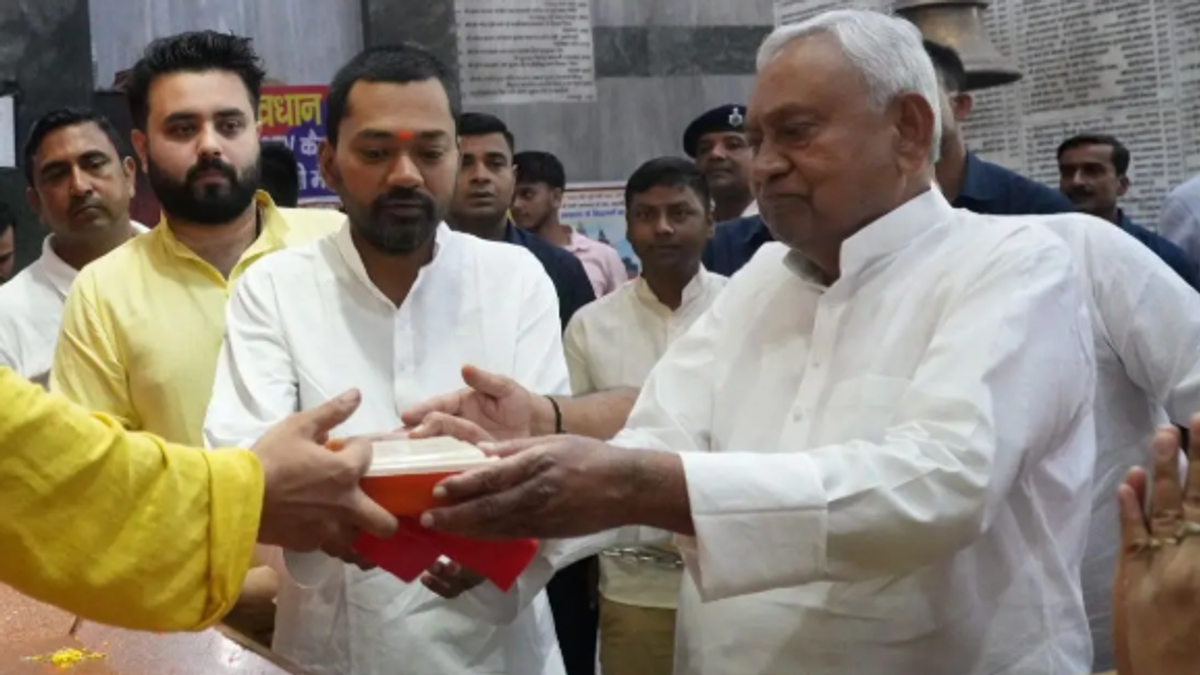 पटना के महावीर मंदिर में 45वें जन्मदिन पर पिता नीतीश कुमार के साथ पूजा-अर्चना करते स्वास्थ्य मंत्री निशांत कुमार।