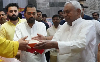 पटना के महावीर मंदिर में 45वें जन्मदिन पर पिता नीतीश कुमार के साथ पूजा-अर्चना करते स्वास्थ्य मंत्री निशांत कुमार।