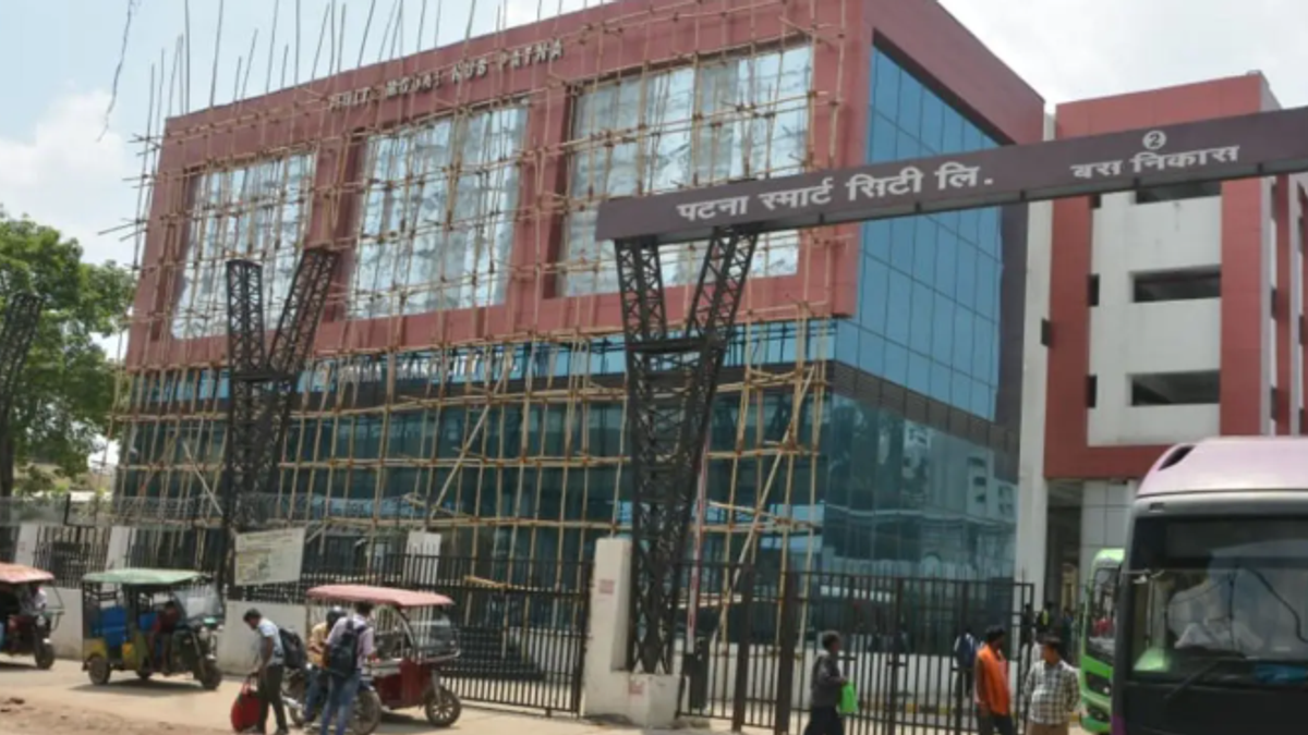 पटना के जीपीओ गोलंबर स्थित मल्टी मॉडल हब में बंद पार्किंग टिकट काउंटर और अधूरी सुविधाओं का दृश्य।
