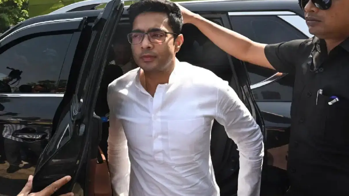 कलकत्ता हाईकोर्ट में वॉयस सैंपल मामले की सुनवाई के दौरान टीएमसी सांसद अभिषेक बनर्जी।