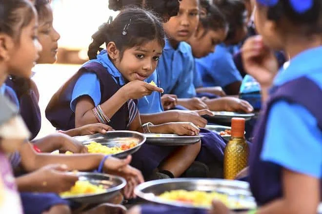 सरकारी स्कूल के बच्चों को मिड-डे मील परोसते हुए सांकेतिक तस्वीर