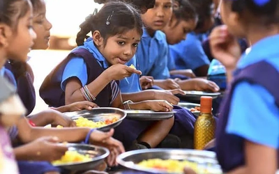 सरकारी स्कूल के बच्चों को मिड-डे मील परोसते हुए सांकेतिक तस्वीर