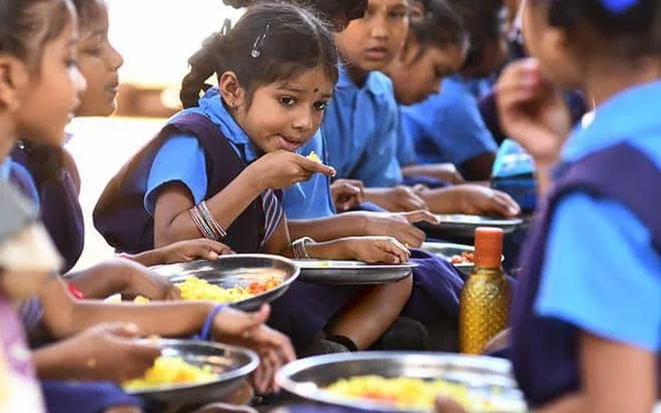 सरकारी स्कूल के बच्चों को मिड-डे मील परोसते हुए सांकेतिक तस्वीर