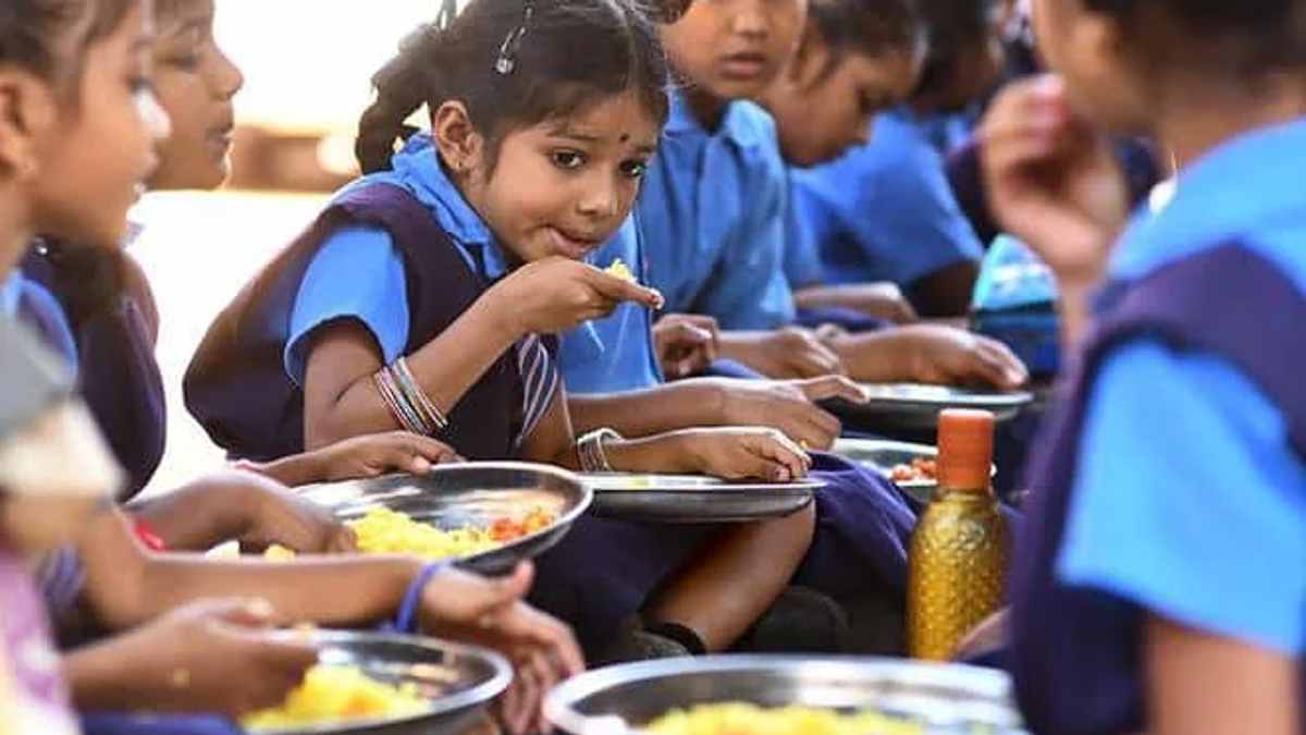 सरकारी स्कूल के बच्चों को मिड-डे मील परोसते हुए सांकेतिक तस्वीर