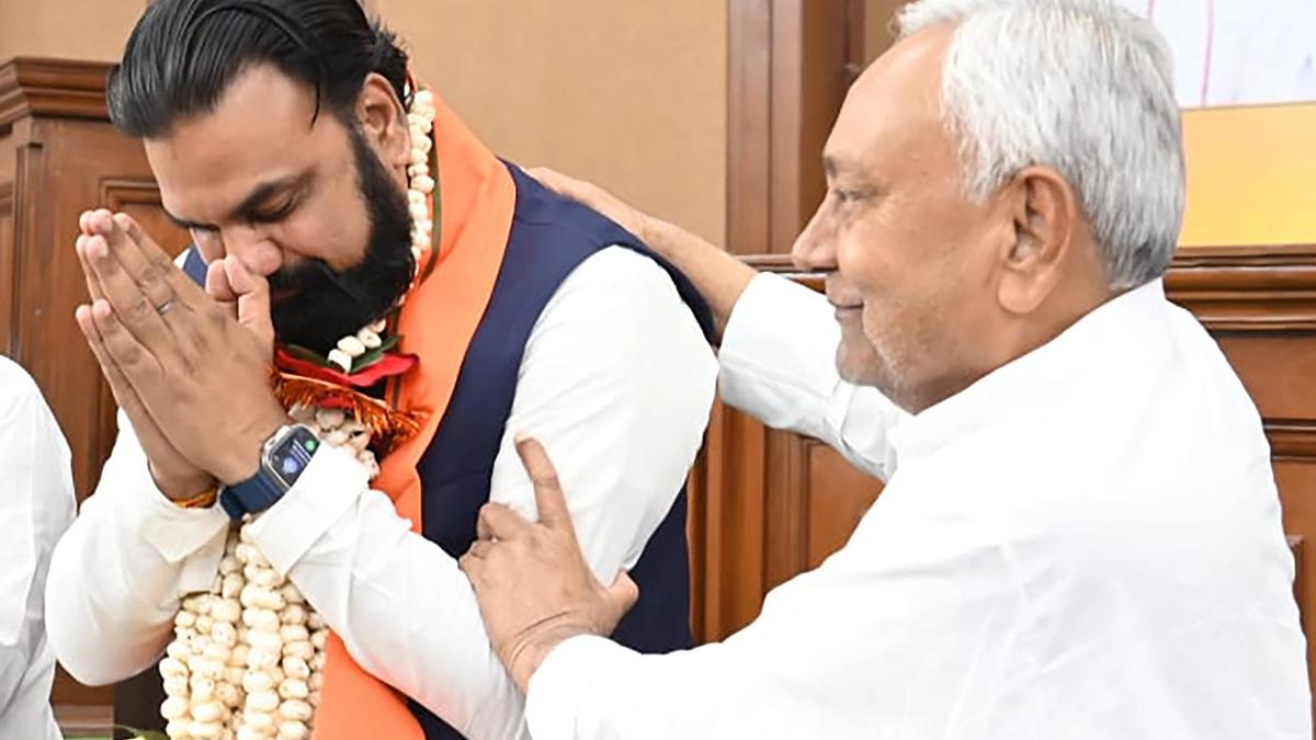 पटना में NDA बैठक की अध्यक्षता करते मुख्यमंत्री सम्राट चौधरी और गठबंधन के वरिष्ठ नेता।