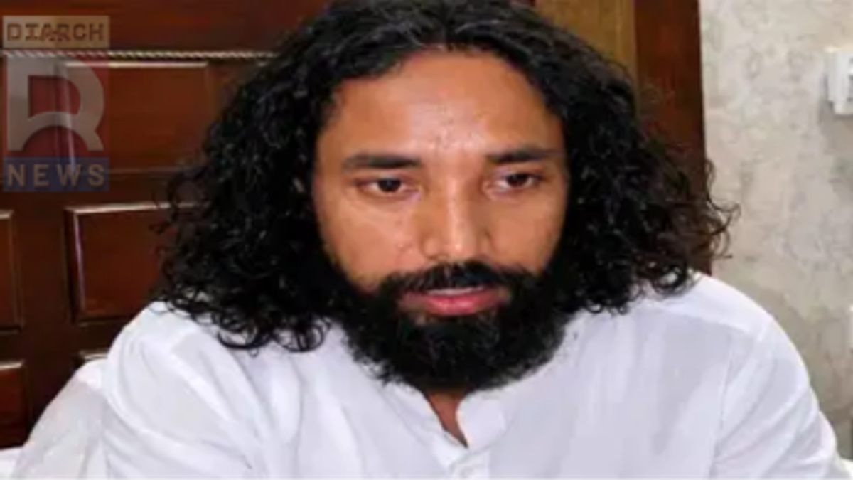 देवेंद्र नाथ महतो की सोशल मीडिया प्रोफाइल में कथित छेड़छाड़ और एडिटेड स्क्रीनशॉट का प्रतीकात्मक दृश्य।