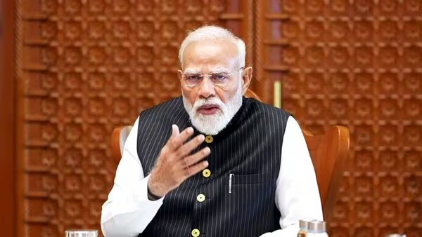 पश्चिम एशिया संकट पर समीक्षा बैठक की अध्यक्षता करते प्रधानमंत्री नरेंद्र मोदी