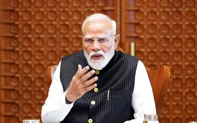 पश्चिम एशिया संकट पर समीक्षा बैठक की अध्यक्षता करते प्रधानमंत्री नरेंद्र मोदी