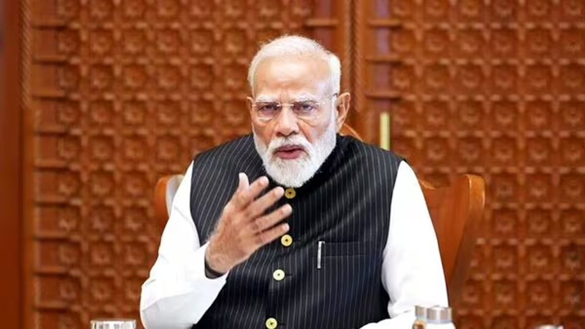 पश्चिम एशिया संकट पर समीक्षा बैठक की अध्यक्षता करते प्रधानमंत्री नरेंद्र मोदी