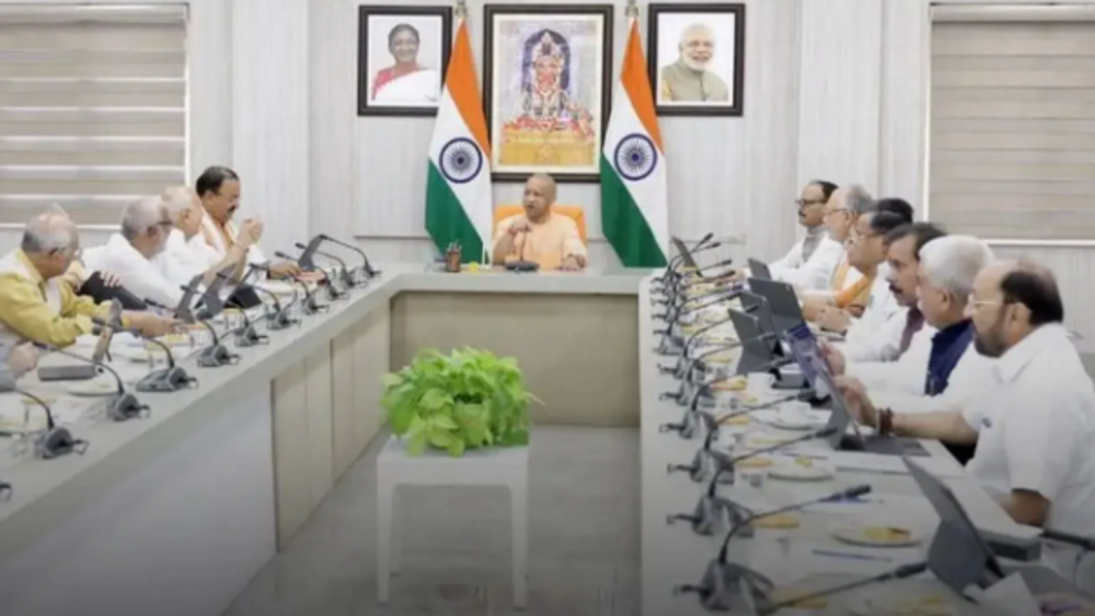 लखनऊ में कैबिनेट बैठक के बाद फैसलों की जानकारी देते मुख्यमंत्री योगी आदित्यनाथ और मंत्रीगण।