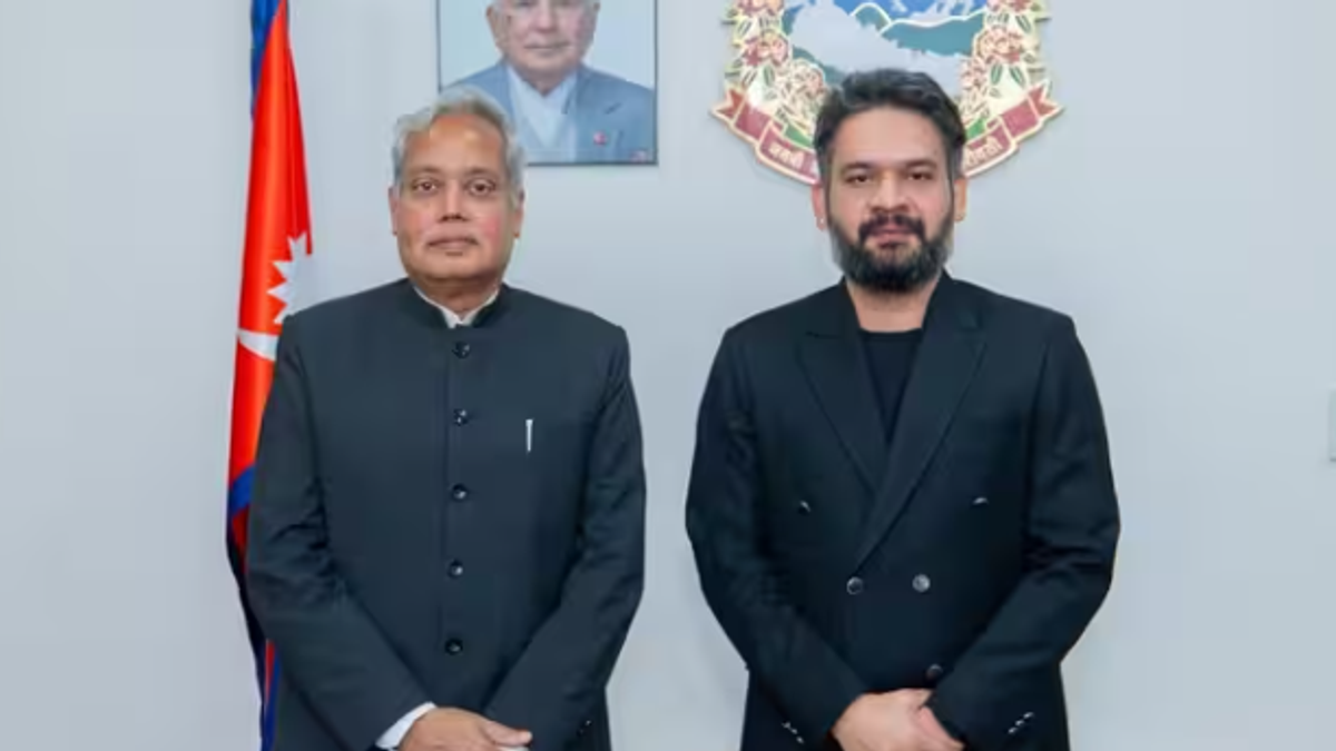 नेपाल के प्रधानमंत्री बालेन शाह भारतीय राजदूत नवीन श्रीवास्तव के साथ बैठक करते हुए