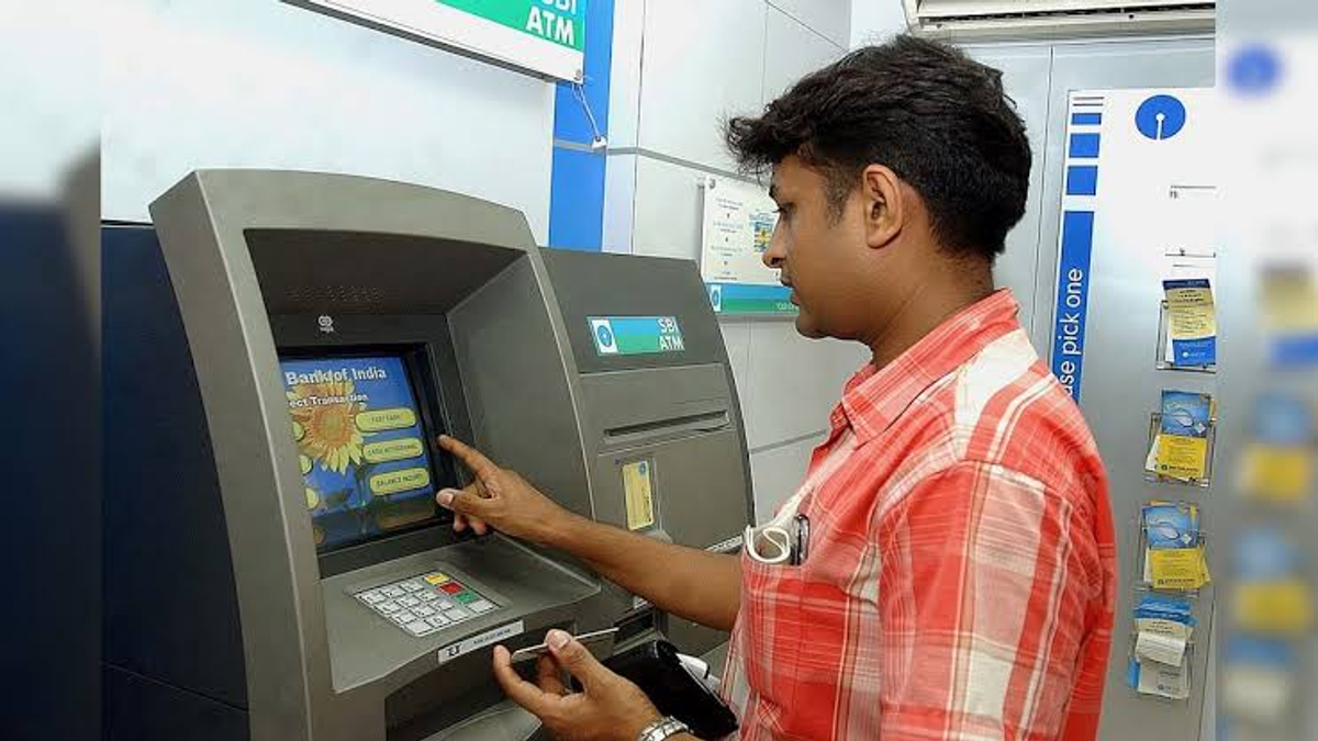 ATM मशीन पर Cash Deposit और अन्य बैंकिंग सेवाओं का उपयोग करते हुए ग्राहक की सांकेतिक तस्वीर।