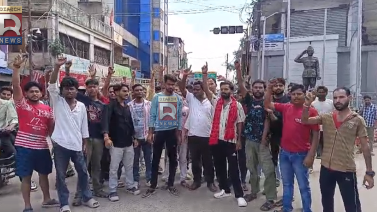 लोहरदगा में शुभम हत्याकांड के विरोध में बंद के दौरान सड़क पर प्रदर्शन करते लोग और बंद बाजार का दृश्य।