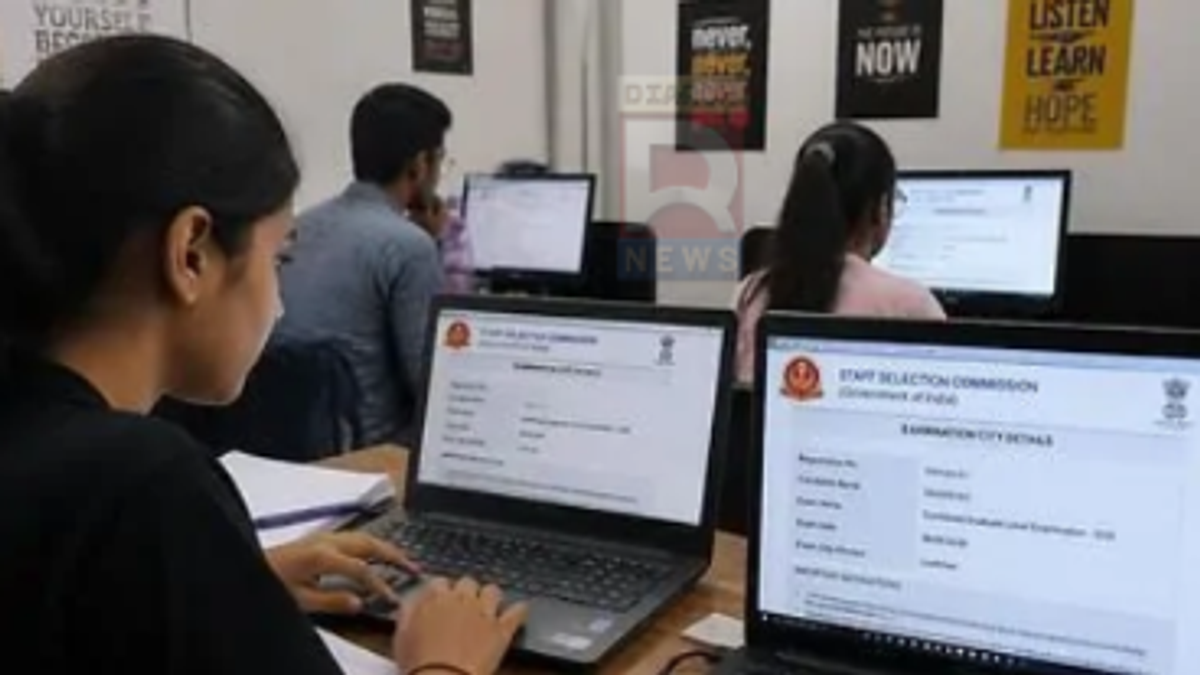 SSC CGL 2026 एग्जाम सिटी स्लिप चेक करते उम्मीदवार