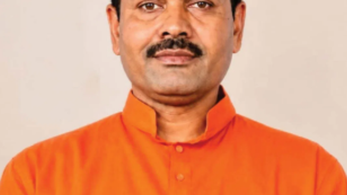 समस्तीपुर भाजपा नेता हीरा पासवान को जमीन फर्जीवाड़ा मामले में दिल्ली पुलिस ने गिरफ्तार किया।