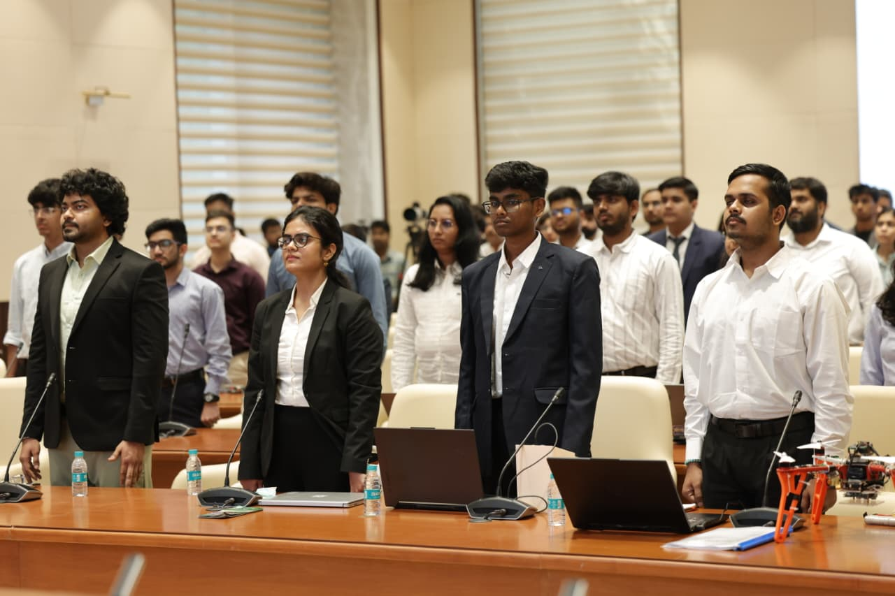 मुख्यमंत्री रेखा गुप्ता 'Delhi Next – Code, Create & Change' सिविक-टेक इनोवेशन प्रोग्राम का शुभारंभ करते हुए, युवाओं के तकनीकी नवाचार को सरकारी सिस्टम से जोड़ने की पहल।