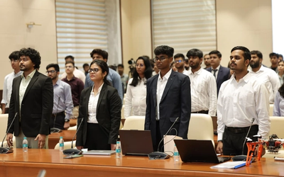 मुख्यमंत्री रेखा गुप्ता 'Delhi Next – Code, Create & Change' सिविक-टेक इनोवेशन प्रोग्राम का शुभारंभ करते हुए, युवाओं के तकनीकी नवाचार को सरकारी सिस्टम से जोड़ने की पहल।